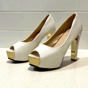 Pair of White high heels. Beautiful and in good condition.